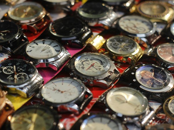 Viele Armbanduhren nebeneinander