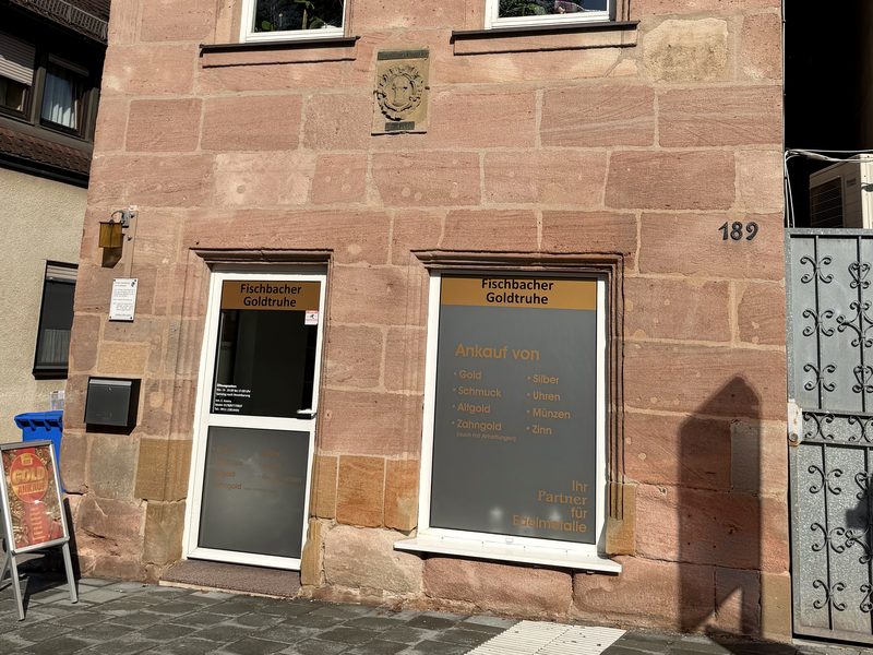 Die Fischbacher Goldtruhe: das Sandsteinhaus an der Fischbacher Hauptstraße 189 mit Ladentür und Schaufenster
